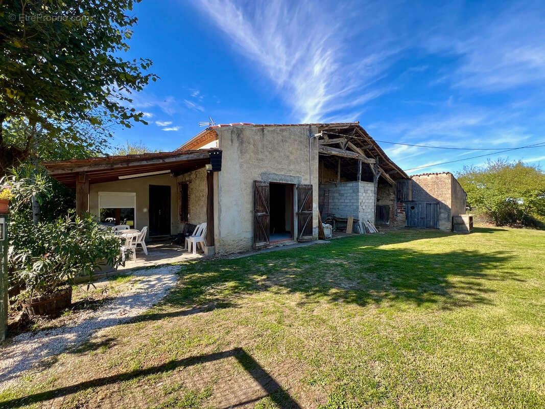 Belle opportunité dans la campagne de Villeneuve sur Lot : fermette à rénover d'environ 72m2 avec dépendances (grange attenante, - photo 4