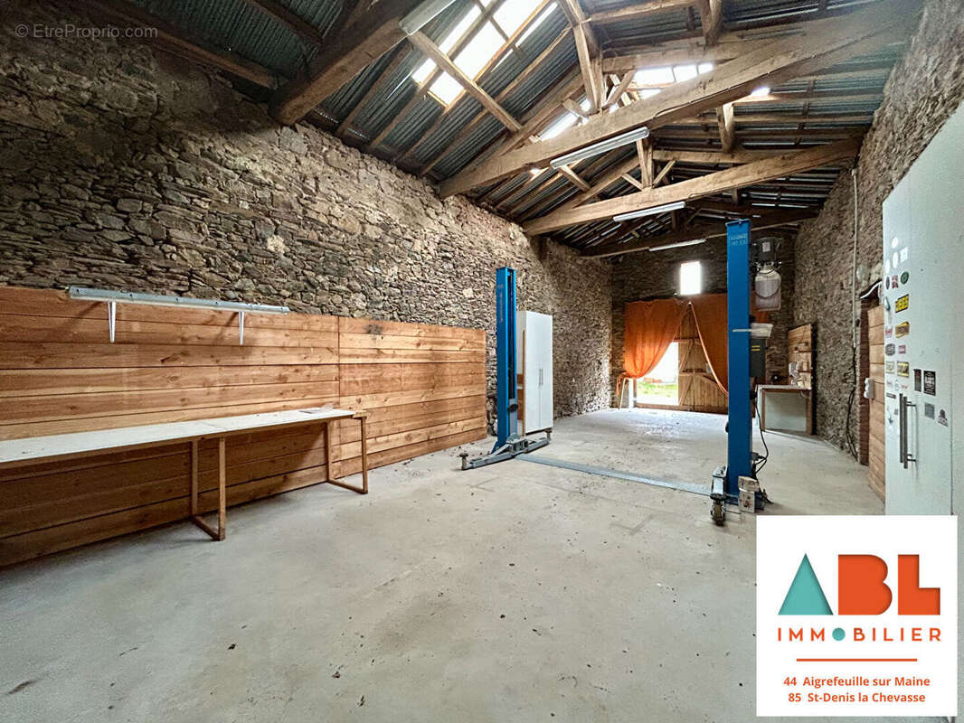 Grange de stockage avec eau et électricité - photo 2