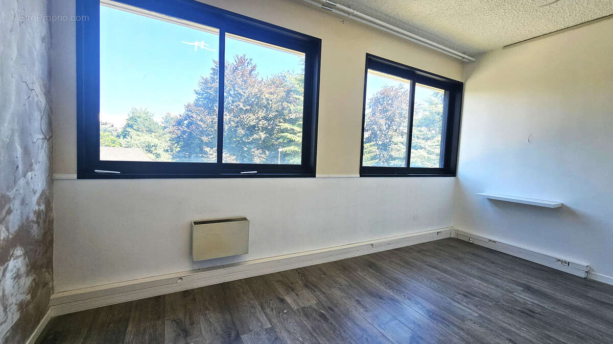 Commerce à FERNEY-VOLTAIRE