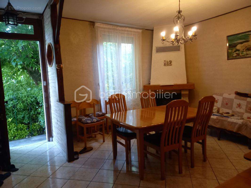 Maison à MAURECOURT