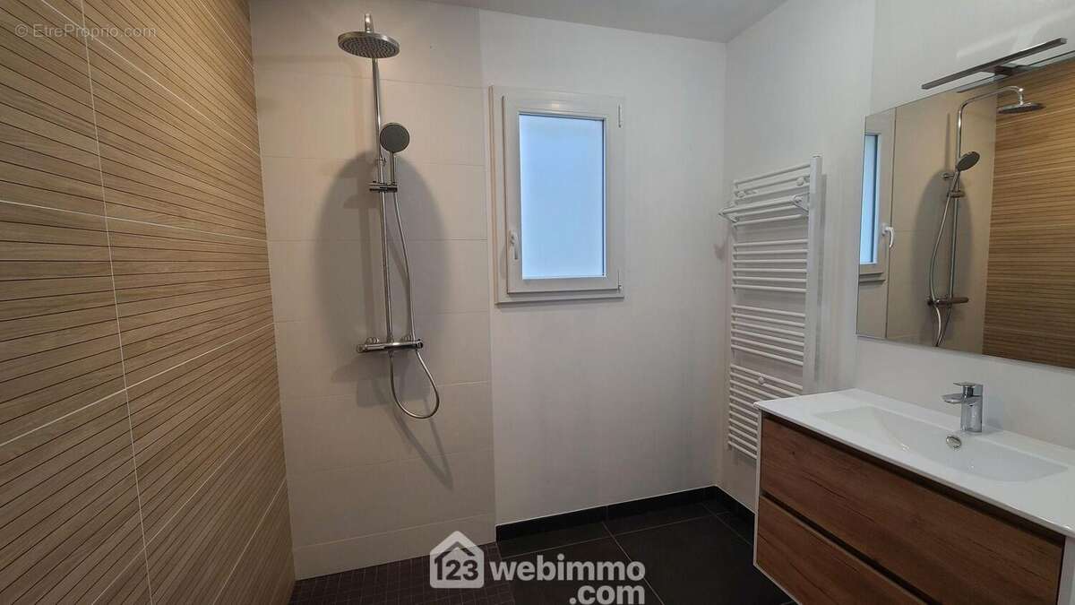 Salle de douche PMR - Maison à TALMONT-SAINT-HILAIRE