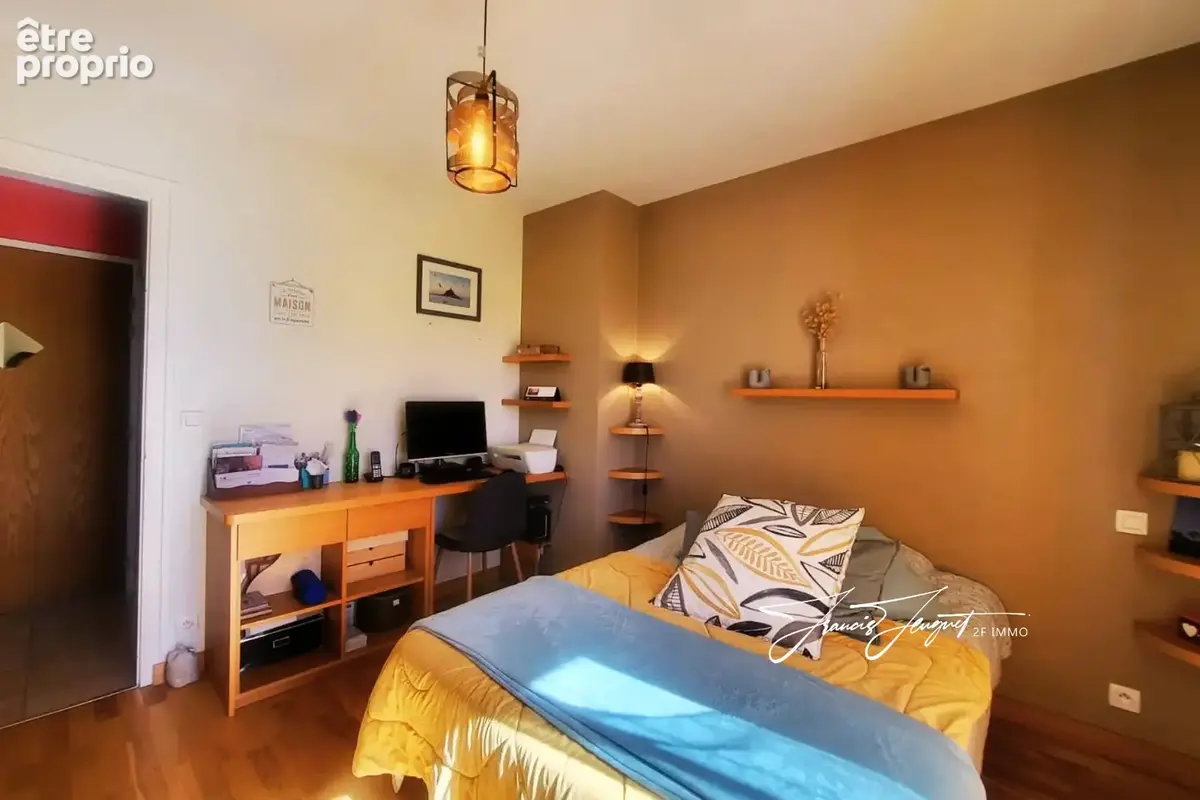 MÉSIGNY - T4 entièrement rénové - Toiture et PAC très récentes - Combles aménageables en appartement locatif - photo 11