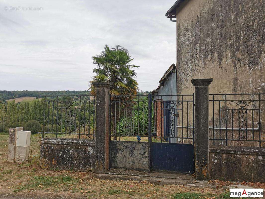 Maison ancienne mitoyenne centre village avec jardin - photo 3