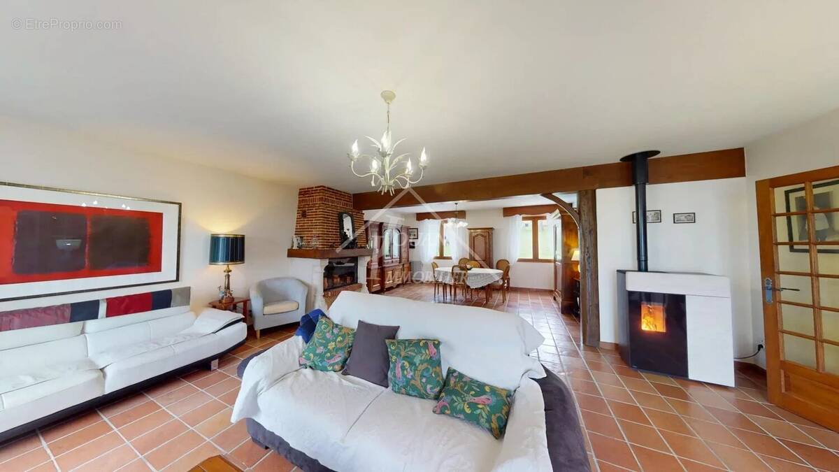 Maison à CREUZIER-LE-VIEUX