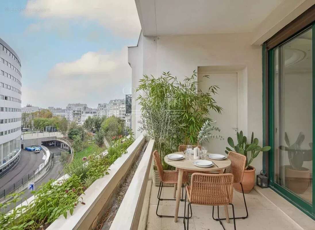 Paris xvi - étage élevé - balcon - photo 2
