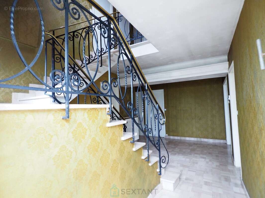 Maison familiale ou immeuble de rapport + Longère à rénover + Hangar fermé environ 160 m² - photo 3