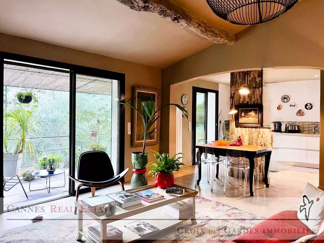 Maison au calme à pied du village avec jardin arboré et dépendance - photo 3