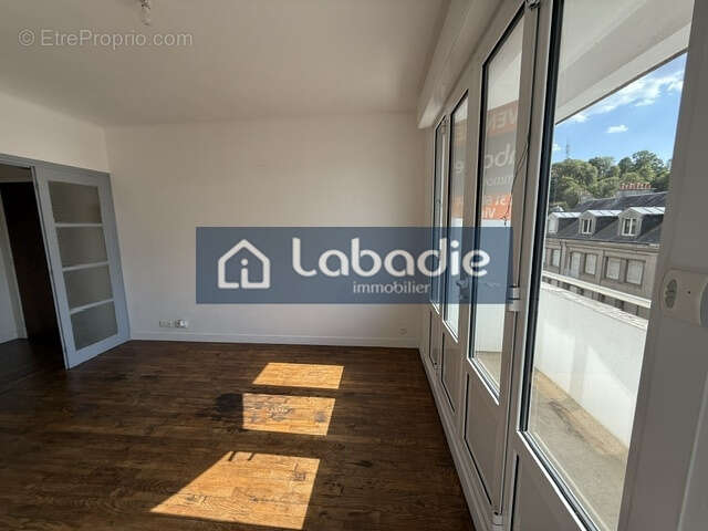 EXCLUSIVITE, centre ville de Vire, appartement de 44.18m2 très lumineux avec balcon, cave. - photo 3