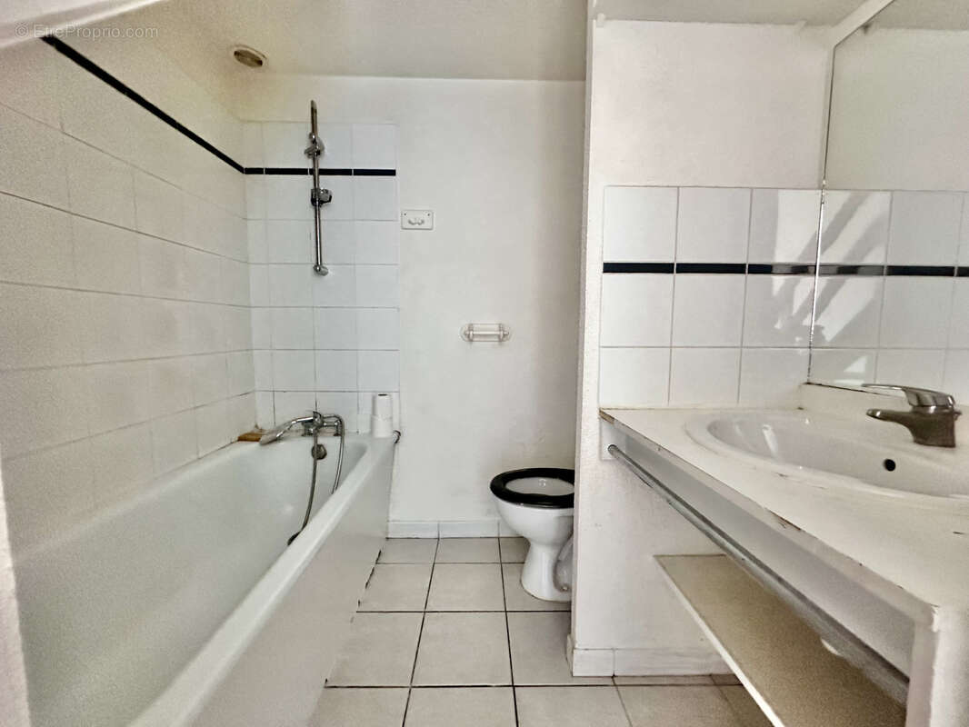 Maison à VIC-LA-GARDIOLE