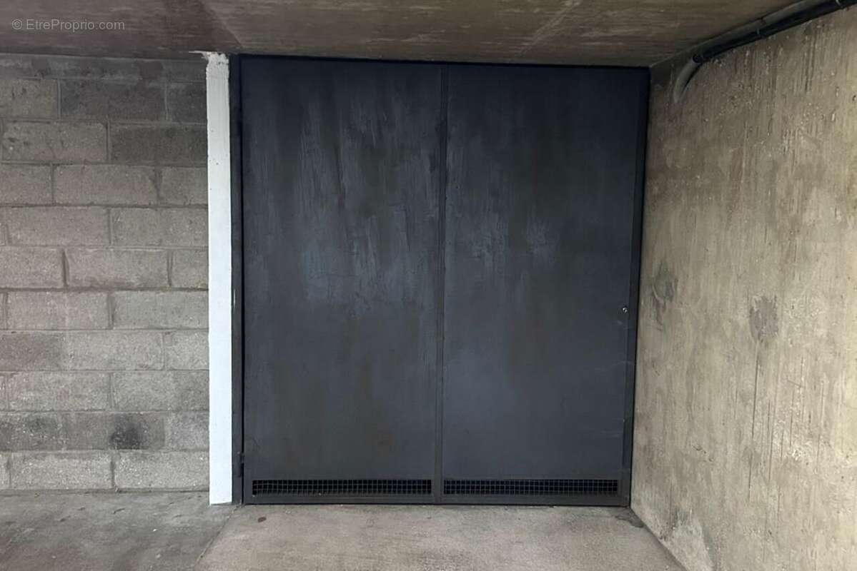 Parking à SAINT-MAUR-DES-FOSSES