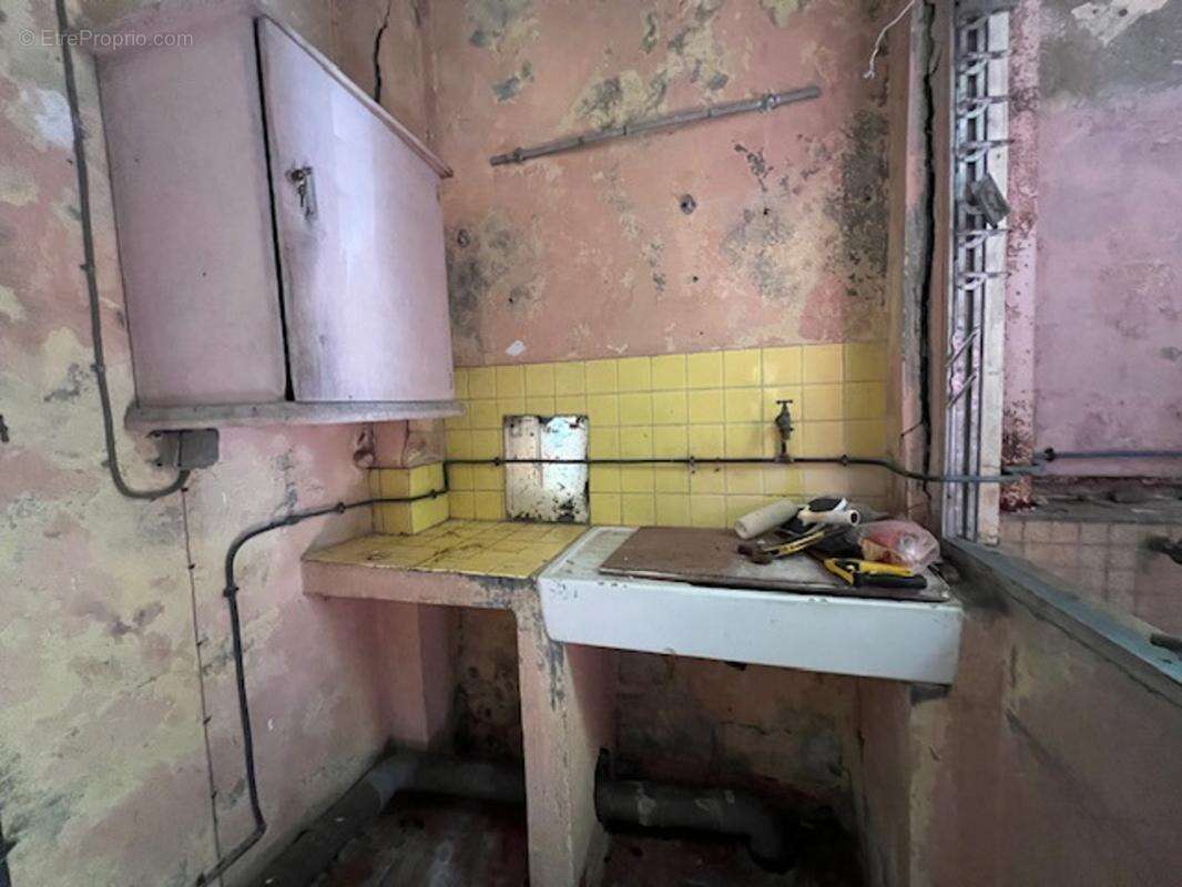 Immeuble a vendre a fort de france : local + t2 - photo 9