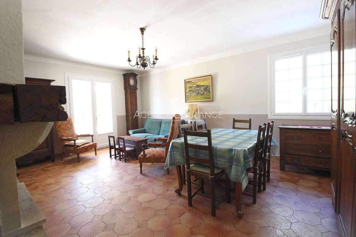 Maison à SAINT-CYR-SUR-MER