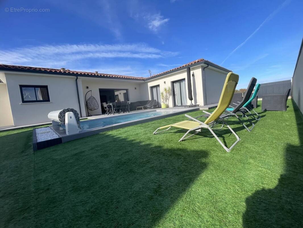 Maison à PINS-JUSTARET