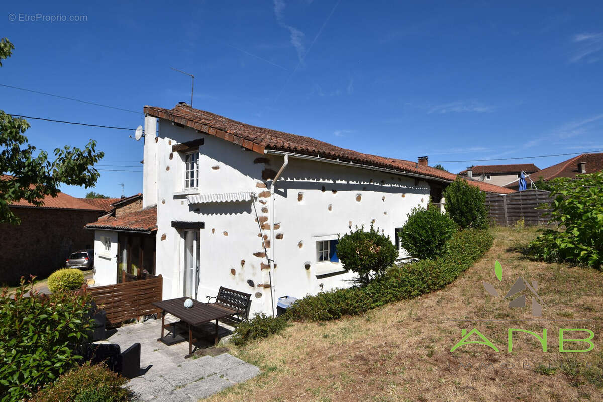 Maison 149 m² à Chabanais  - photo 2