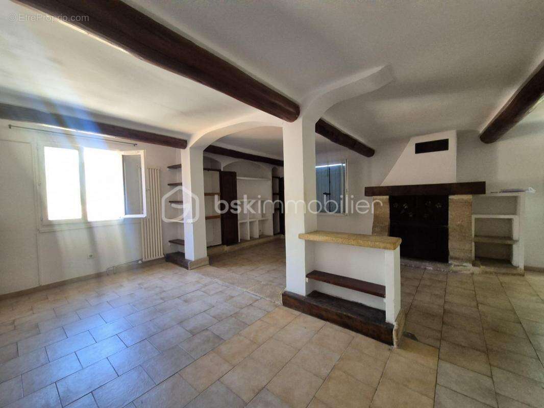 Maison à LA ROQUE-D&#039;ANTHERON