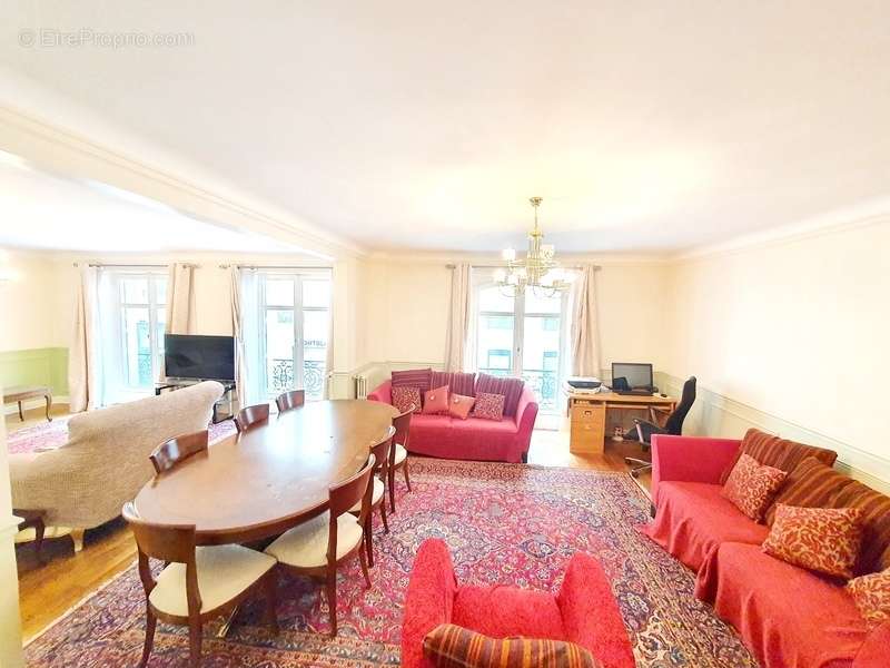 Appartement à PARIS-8E