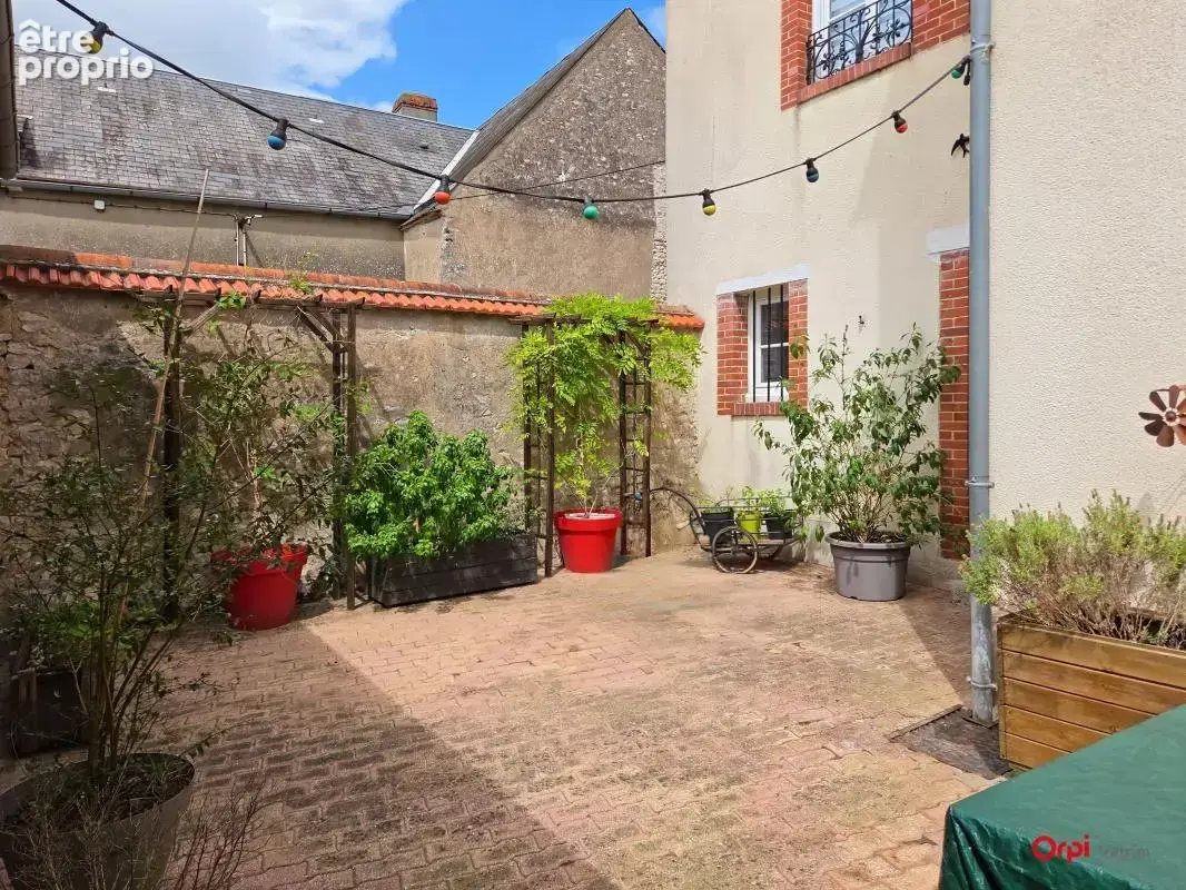 Maison de ville de 4 pièces – Fort potentiel, cour et dépendance  Idéalement située au cœur d'une commune dynamique, découvrez  - photo 2