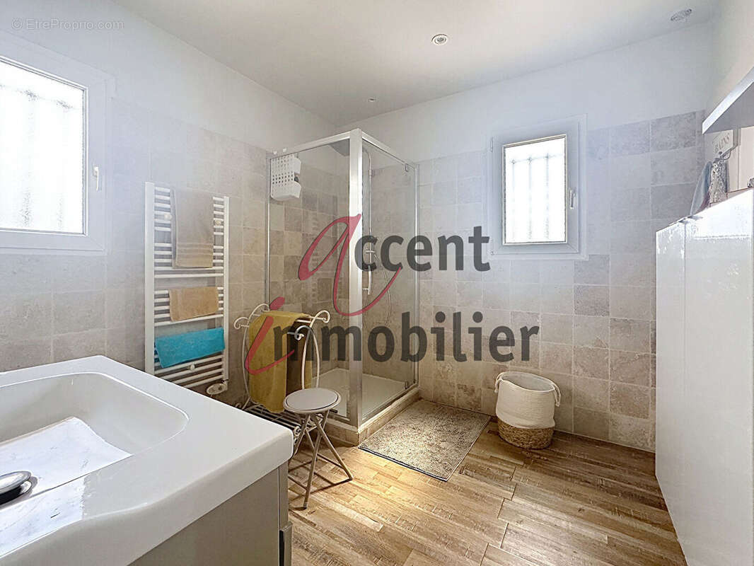 Mollégès, villa de 130m² avec piscine sur 1200m² de terrain - photo 11
