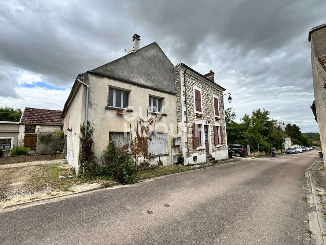 Maison à ESCOLIVES-SAINTE-CAMILLE