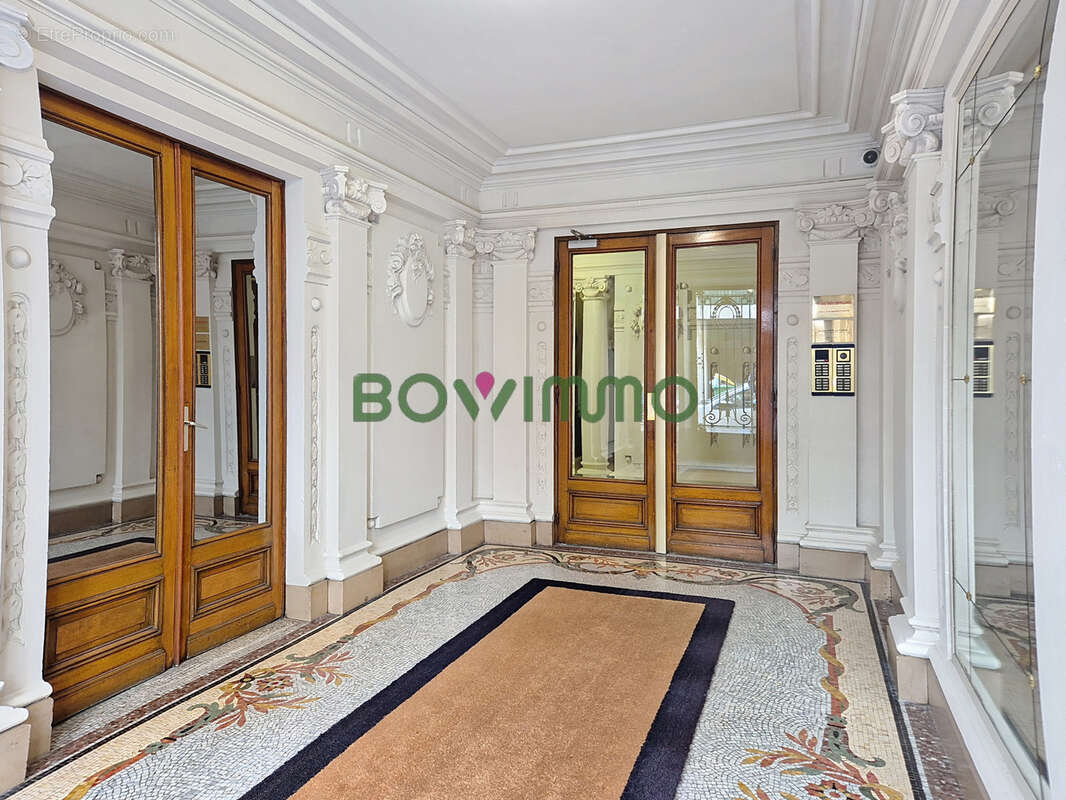 Exclusivié : Paris 16 FOCH - chambres de bonne séparées à rénover - Dernier étage avec ascenseur - photo 2