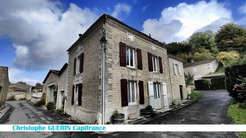 Maison à MONTIGNAC-CHARENTE