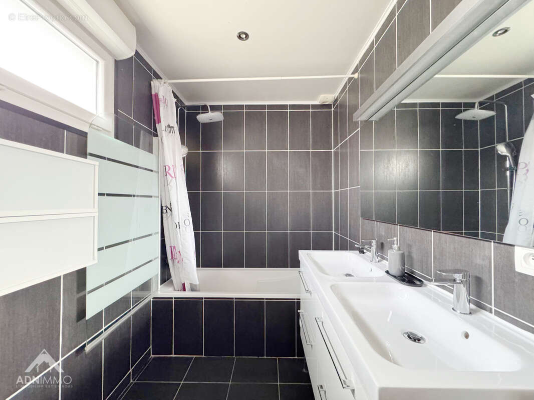 Maison à SAINT-GENIS-POUILLY