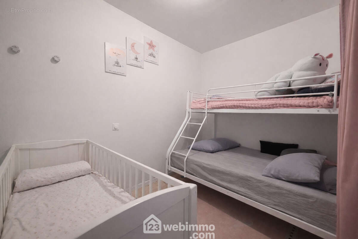 Spacieuse chambre, permettant un aménagement confortable - Appartement à REIMS