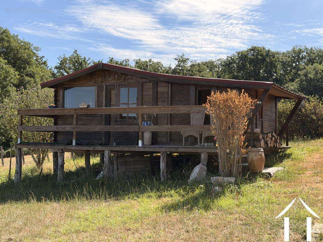Très librement situé dans un magnifique environnement rural Ferme à rénover. Avec chalet et grange 80m2 - photo 3