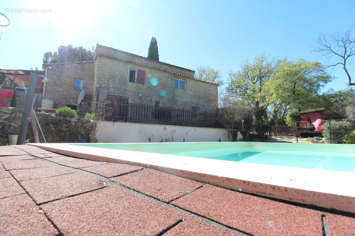 Apt, capitale du Luberon, propriété en pierres avec gites et piscine - photo 1
