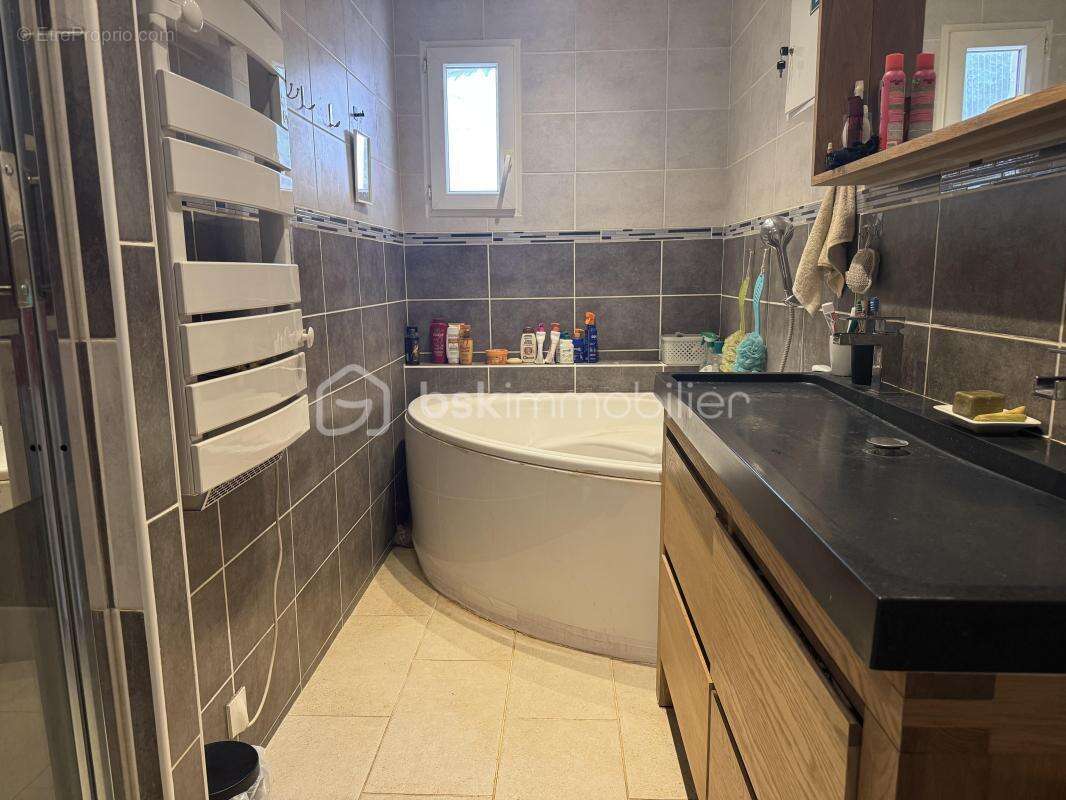 À La Roquebrussanne (83136), maison de plain-pied rénovée avec studio indépendant sur 1 650 m² de terrain plat et clôturé - photo 23