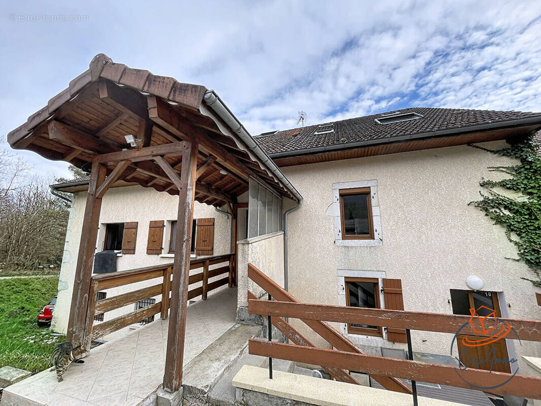 Appartement à PERON