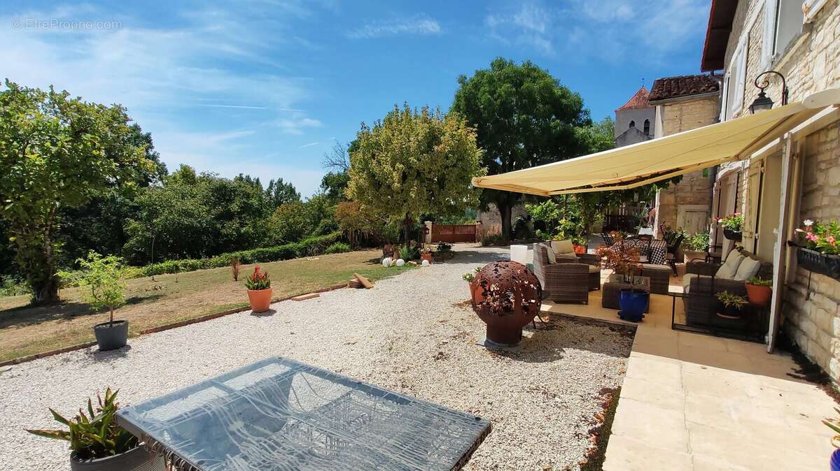 Belle maison de caractère avec vue spectaculaire, piscine et plus d’un hectare de terrain, entre Ruffec et Mansle - photo 20