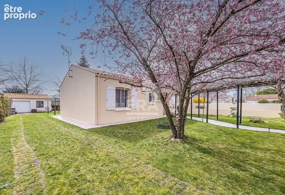Maison de plain pied de126 m2, 20 minutes La Rochelle, 3 chambres, garage, beau terrain. - photo 3
