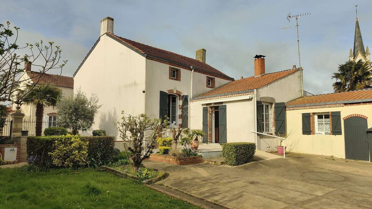 Maison à NIEUL-LE-DOLENT