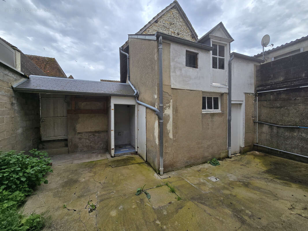 Maison à DUN-SUR-AURON