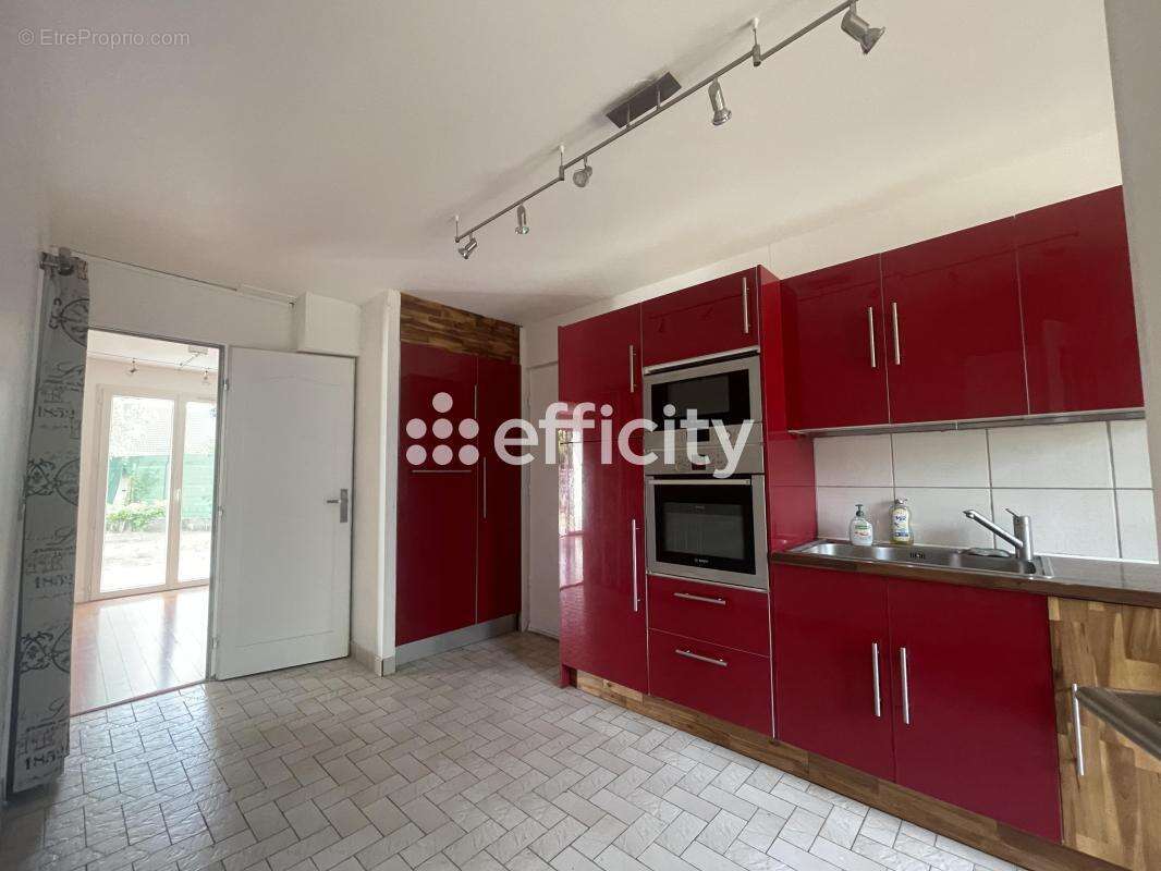 Maison 168 m² à Savigny-Le-Temple  - photo 4