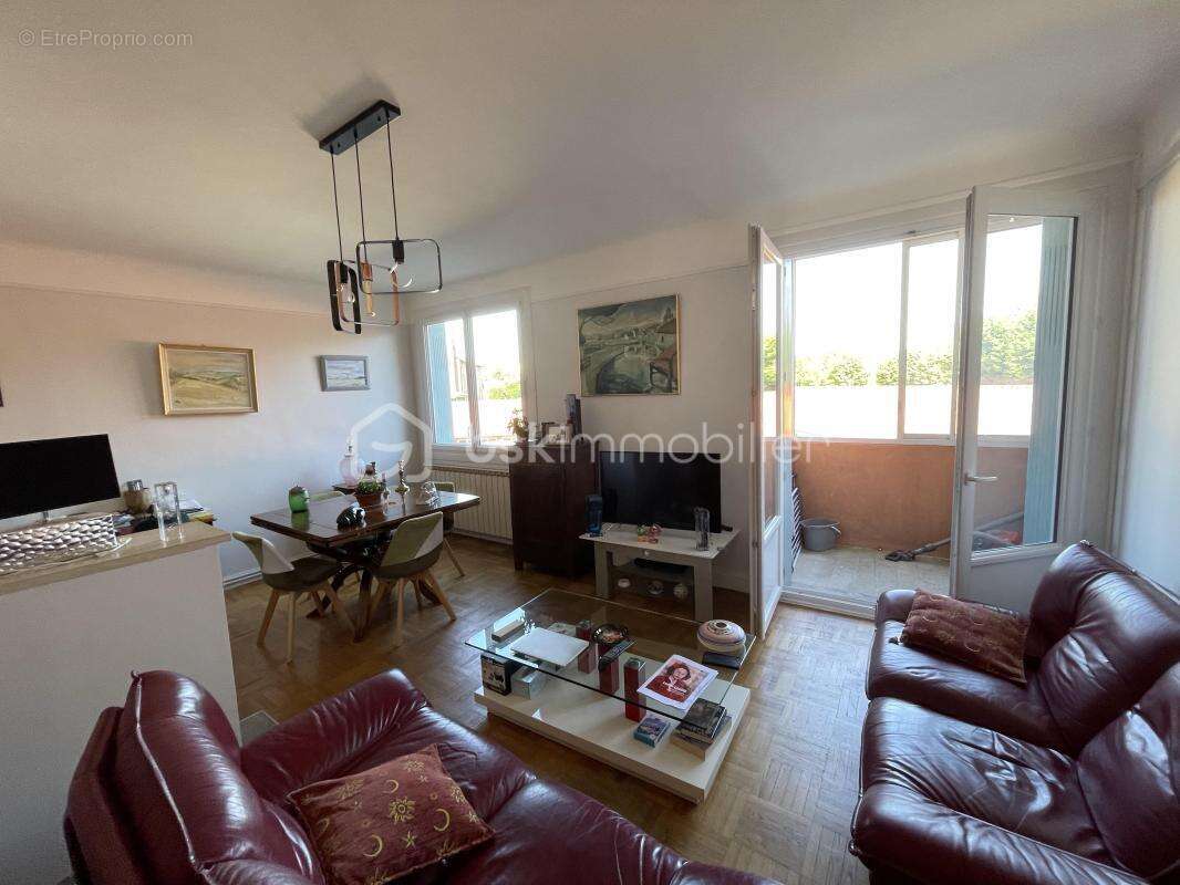 Rare ! superbe T2 traversant avec garage fermé privé, cave et deux balcons - photo 3