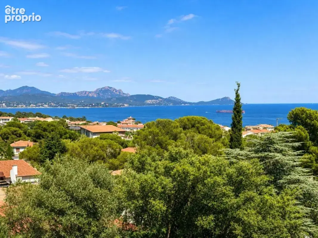 À vendre : spacieux 2 pièces de 67 m² au dernier étage avec vue mer : saint-aygulf - 83370 - photo 2