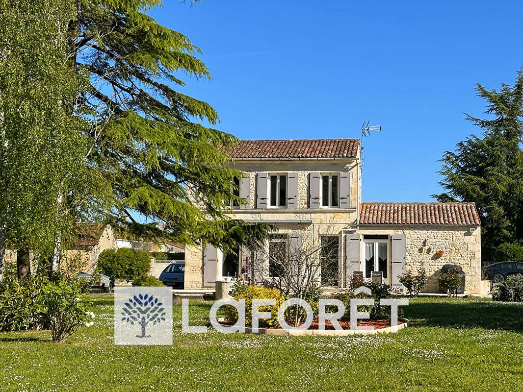 Maison ancienne en pierre avec dépendance sur un parc arboré de 3338 m² constructible proche commerces et écoles à GEMOZAC (1726 - photo 4