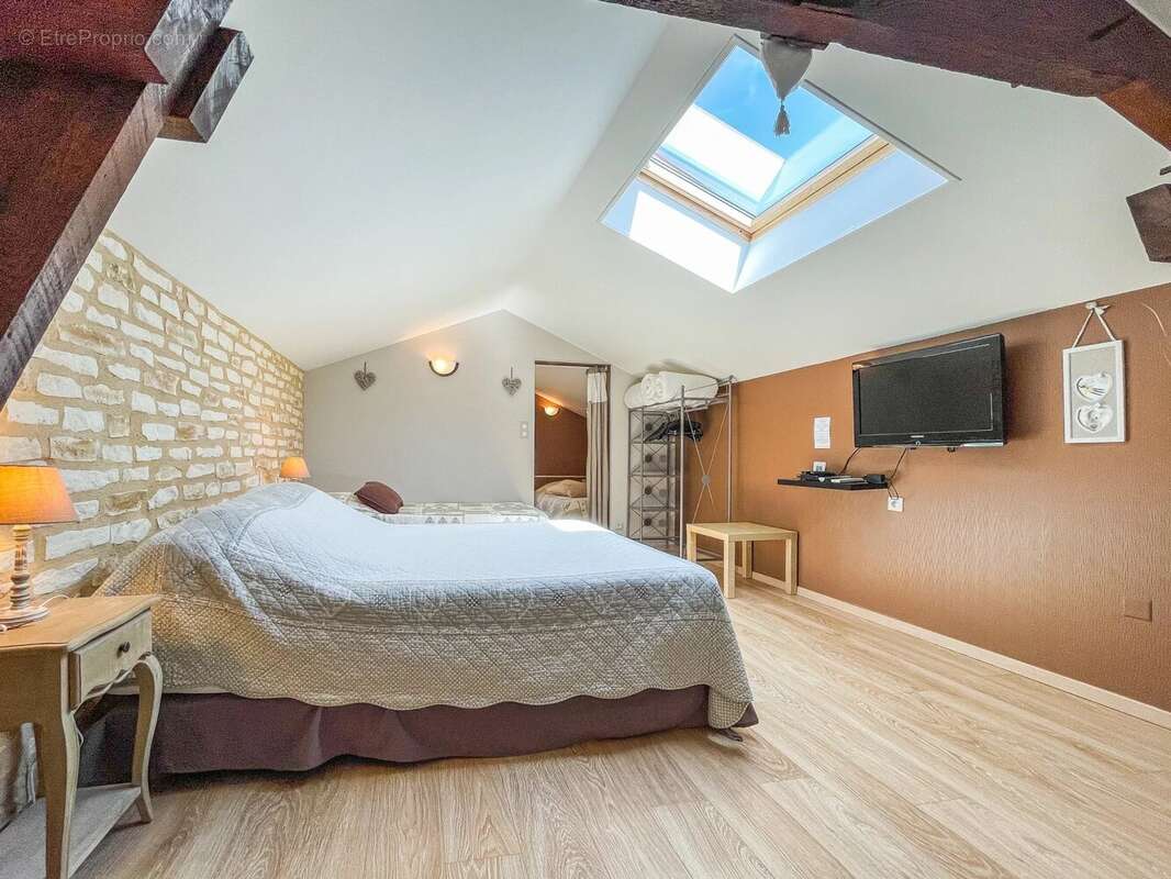 Propriété en pierre de cinq chambres avec piscine d'eau salée et oasis naturelle à Plazac. - photo 13