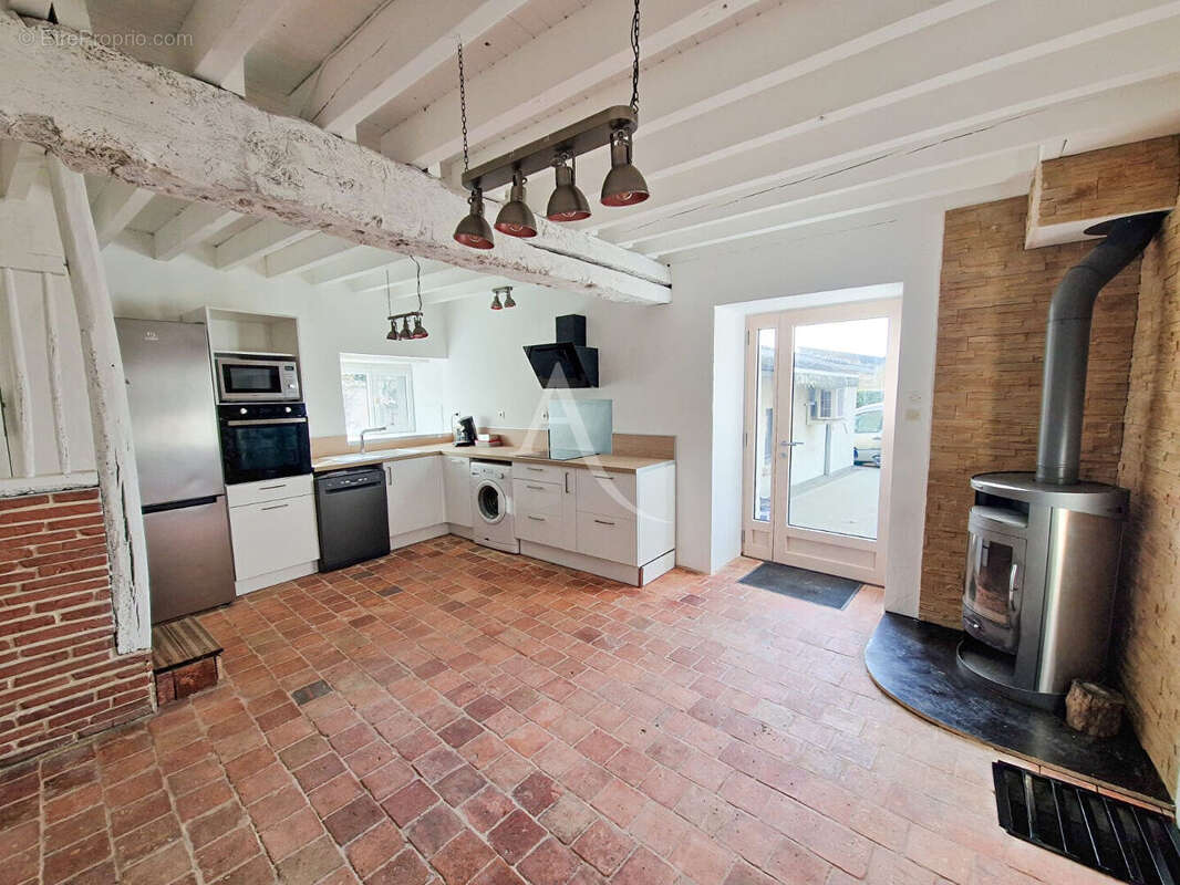 Maison à LE PUY-NOTRE-DAME