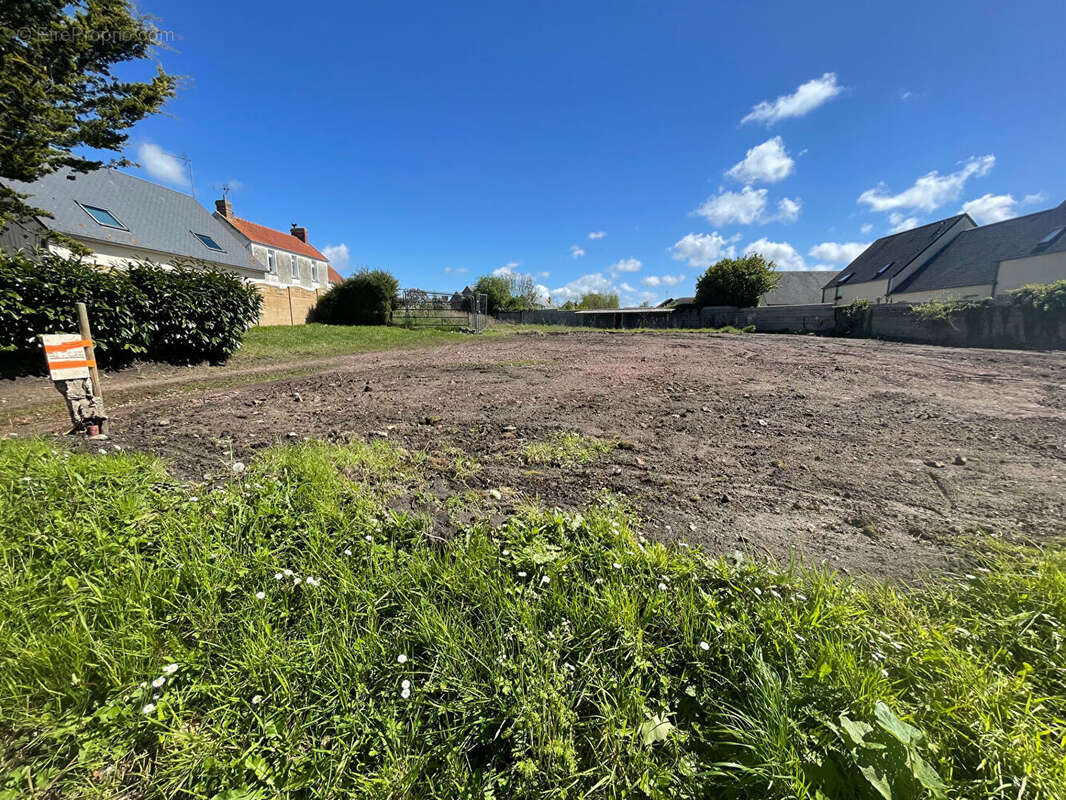 Terrain à LESSAY