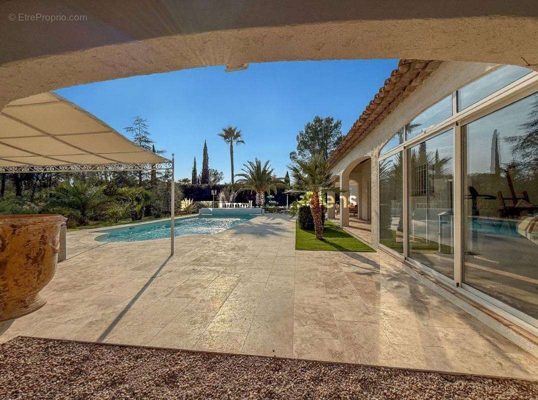 Maison à ROQUEBRUNE-SUR-ARGENS