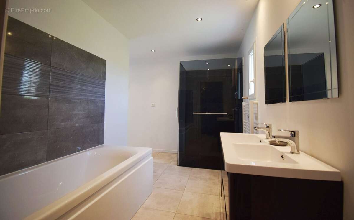 Maison à SAINT-CLEMENT-DE-REGNAT