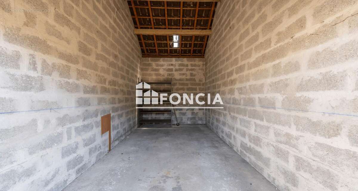 Parcelle avec trois boxs - photo 3