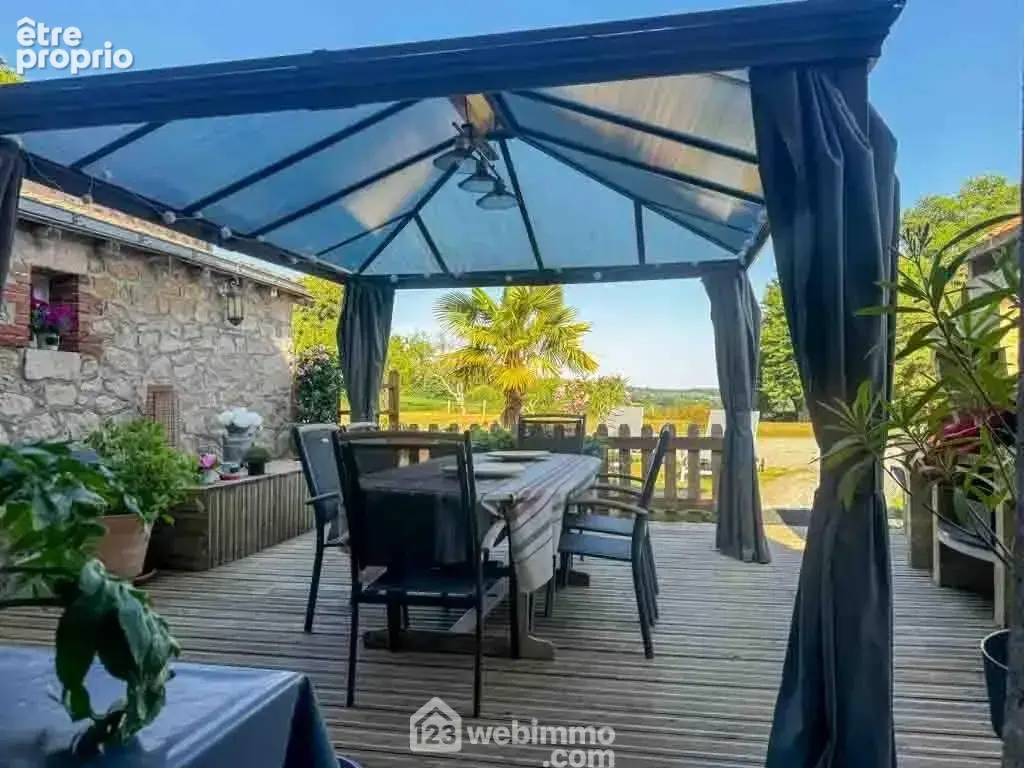 Ouverte sur une terrasse