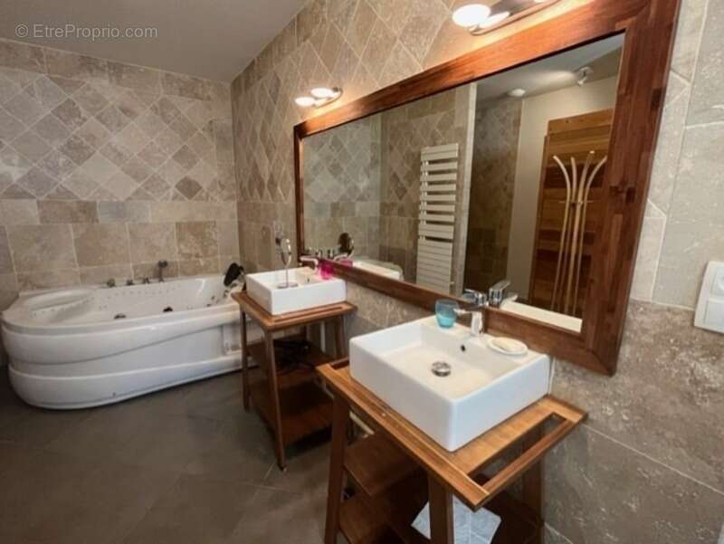 Dpt  (32) : ELEGANT CHATEAU XIX, sans travaux, bases médievales avec douves, piscine, sur 9100m2 jardin clos - photo 43