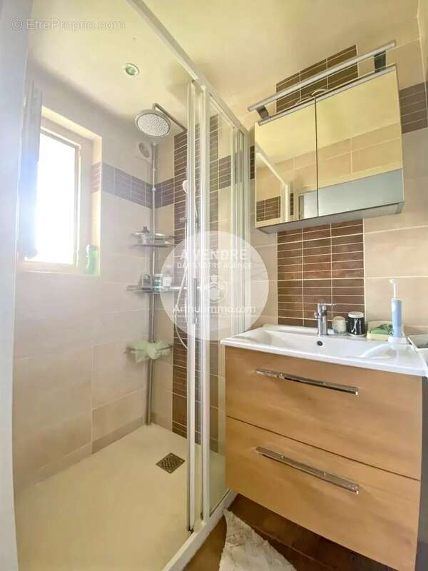 Proche centre, belle longere de 160 m² avec dependances - photo 7