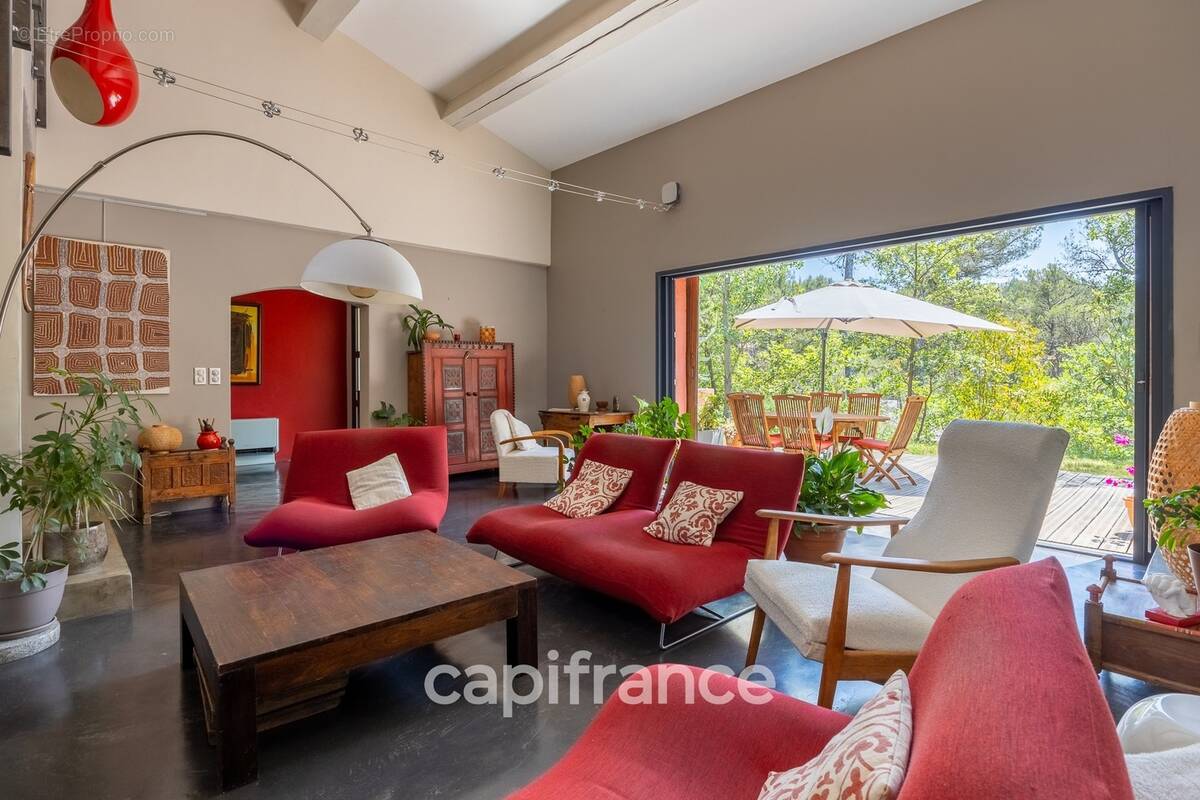 Maison à vendre 7 pièces avec T2 indépendant à Fuveau avec jardin - photo 1