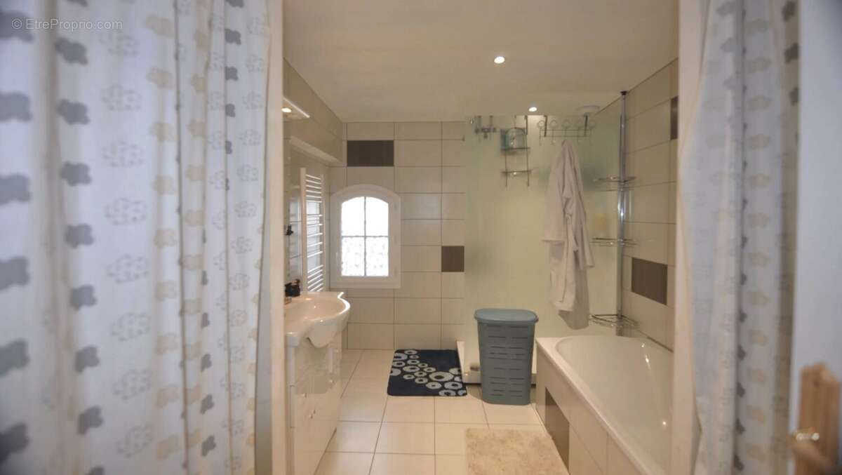 Maison de 187 m²  offrant 4 chambres avec piscine - photo 10